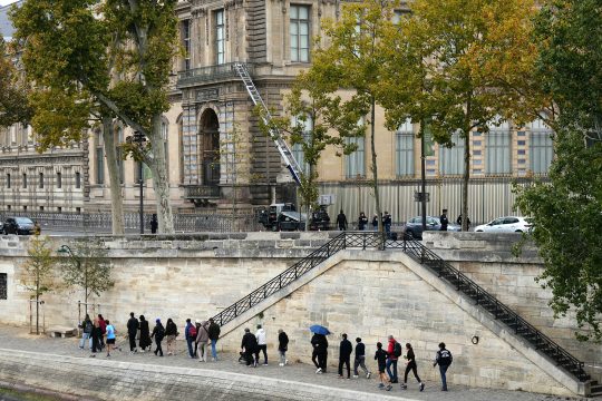 Lastenaufzug an der Gebäudeseite, Polizisten stehen davor