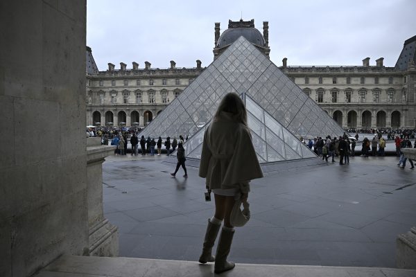 Besucher vor dem Louvre in Paris