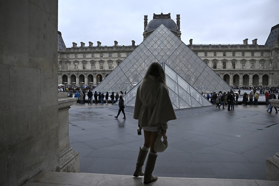 Besucher vor dem Louvre in Paris