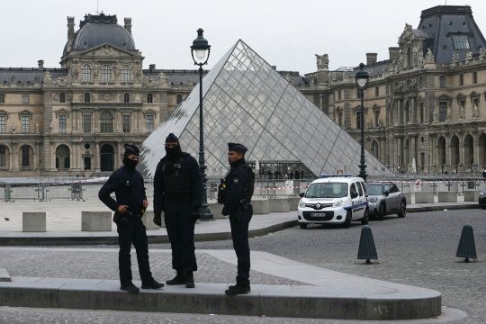 Polizisten vor dem Louvre in Paris