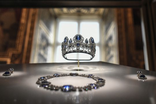 Schmuck von Königin Marie-Amelie und Königin Hortense in einer Vitrine, unter anderem eine Krone