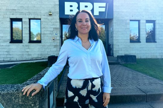 Gesundheitsministerin Lydia Klinkenberg vor dem BRF-Funkhaus