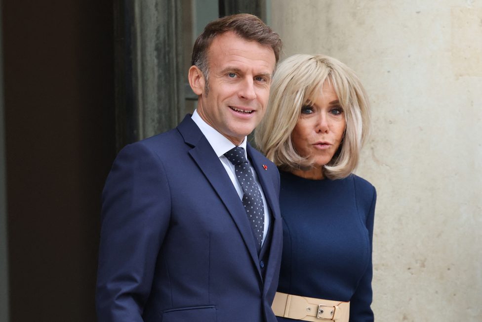Der französische Präsident Emmanuel Macron und Ehefrau Brigitte am 8. Oktober vor dem Elysée in Paris