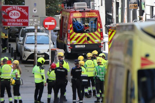 Polizei und Rettungskräfte in der Nähe des eingestürzten Gebäudes