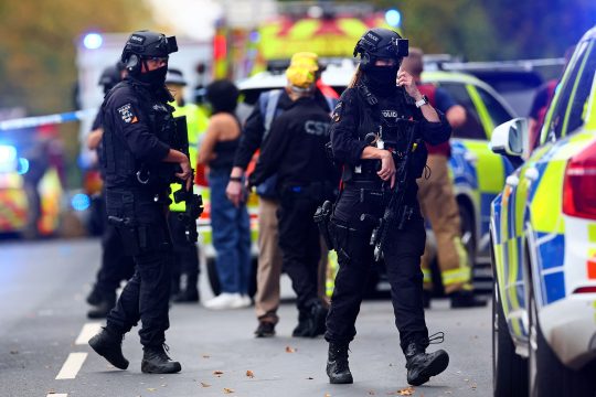 Bewaffnete Polizisten vor dem abgesperrten Tatort an einer Synagoge in Manchester