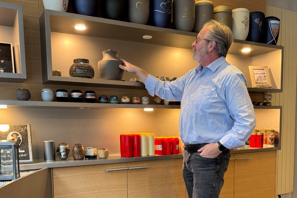 Bestatter Marc Despineux vor der "Urnenwand"