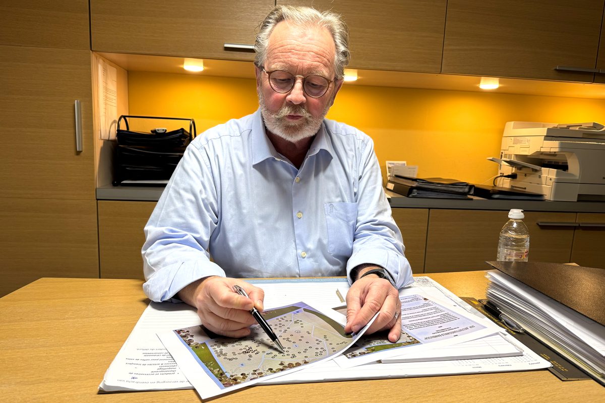 Bestatter Marc Despineux erklärt den Bestattungswald in Amel