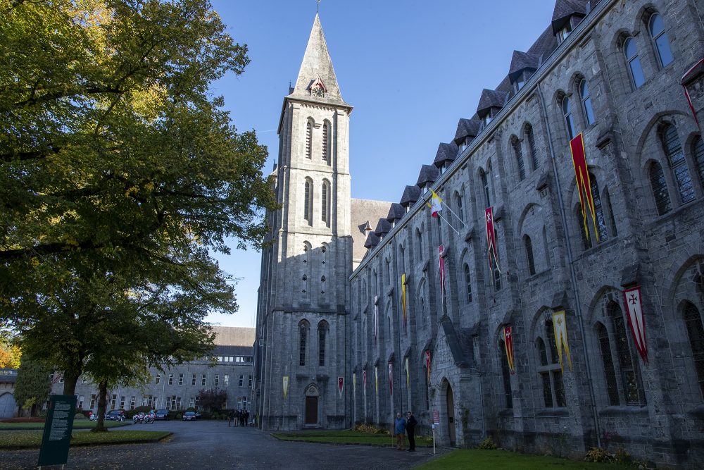 Außansicht der Abtei von Maredsous