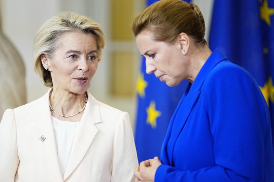 Dänemarks Ministerpräsidentin Mette Frederiksen und die EU-Kommissionspräsidentin Ursula von der Leyen beim EU-Gipfel in Kopenhagen am 1. Oktober 2025