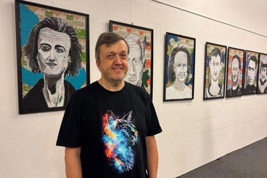 Michael Dujardin vor einigen Porträts