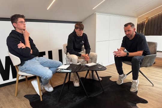 Jonas Schmitz, Tom Heinrichs und ihr Coach Mischa Sarlette