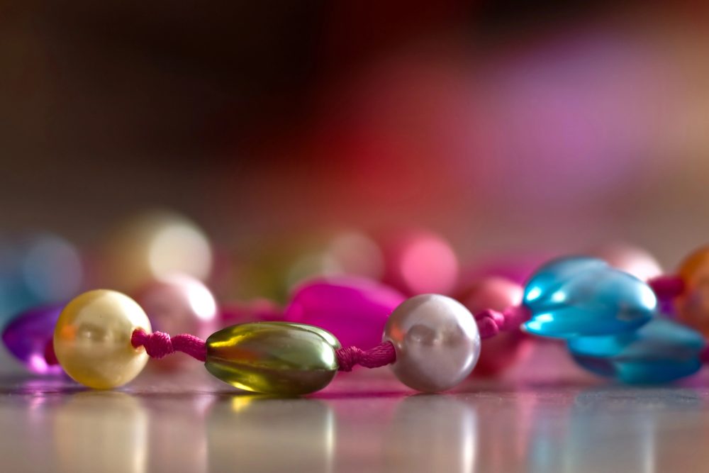 Perlenkette mit bunten falschen Perlen
