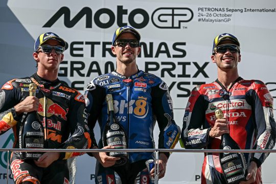 Mit Pedro Acosta, Alex Marquez und Joan Mir (vlnr.) stehen drei Spanier auf dem Podium beim MotoGP von Malaysia