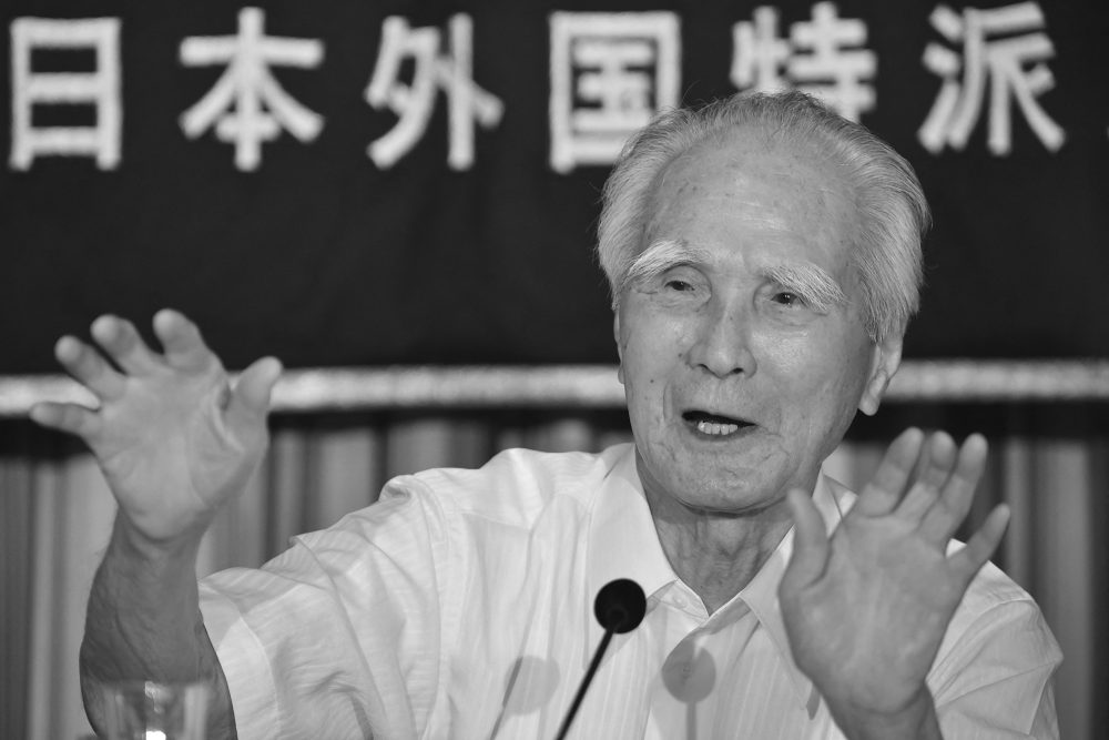 Japans früherer Premierminister Tomiichi Murayama spricht auf einer Pressekonferenz, das Bild ist in schwarz-weiß gehalten