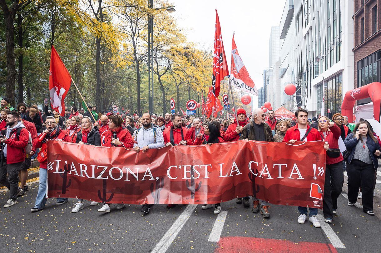 "L'Arizona, c'est la cata" auf einem Banner bei der Demonstration in Brüssel