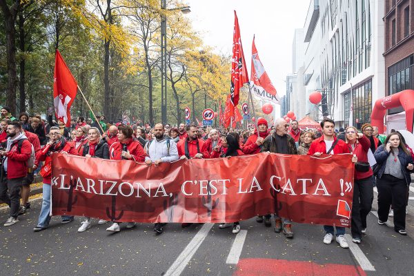 "L'Arizona, c'est la cata" auf einem Banner bei der Demonstration in Brüssel