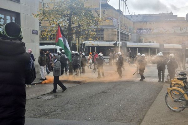 Polizeikräfte gehen gegen Randalierer vor