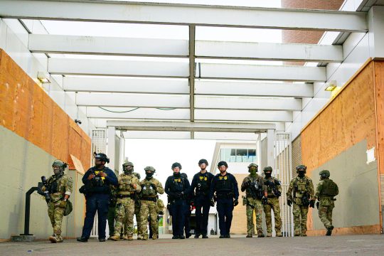 US-Polizisten und Mitglieder der Nationalgarde