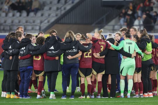 Die Spielerinnen der "Red Flames" stehen nach dem Spiel beieinander