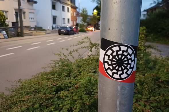 Rechtsextremer Aufkleber an Laternenmast in Eupen
