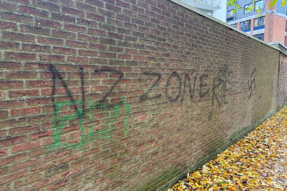 Nazi-Parolen auf Mauer