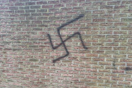 Hakenkreuz auf Mauer