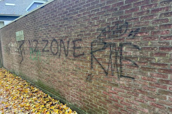 Nazi-Parolen auf Mauer