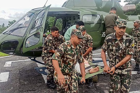 Nepalesische Soldaten bei der Bergung eines der Opfer