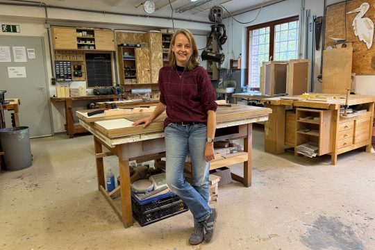 Nicole Baltus, Geschäftsführerin der Frauenliga, steht in der Werkstatt von Intego vor einem Werktisch