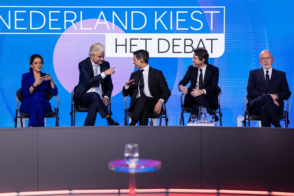 Die Spitzenkandidaten der niederländischen Parteien sitzen bei der abschließenden Wahldebatte am 28. Oktober auf der Bühne