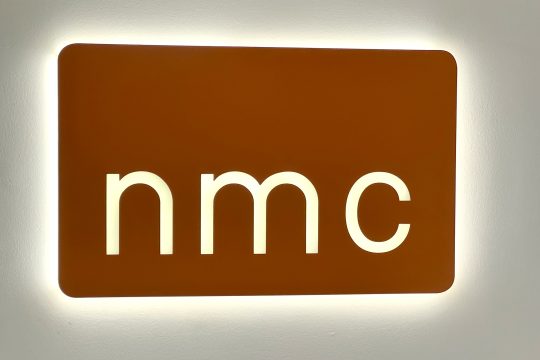 Logo von NMC als Leuchttafel im Standort Eynatten
