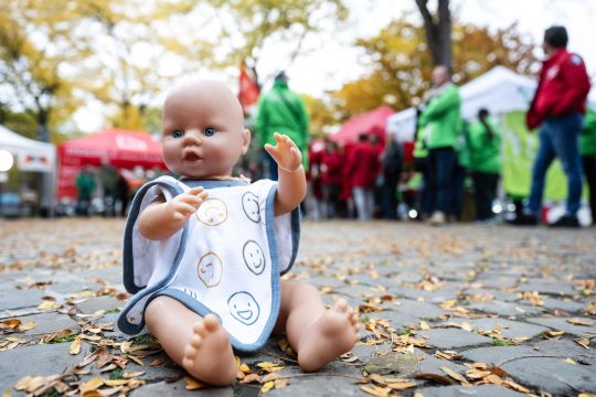 Mitarbeiter aus dem Non-Profit-Sektor demonstrieren vor dem Wallonischen Parlament in Namur - auf dem Bild sieht man eine Baby-Puppe