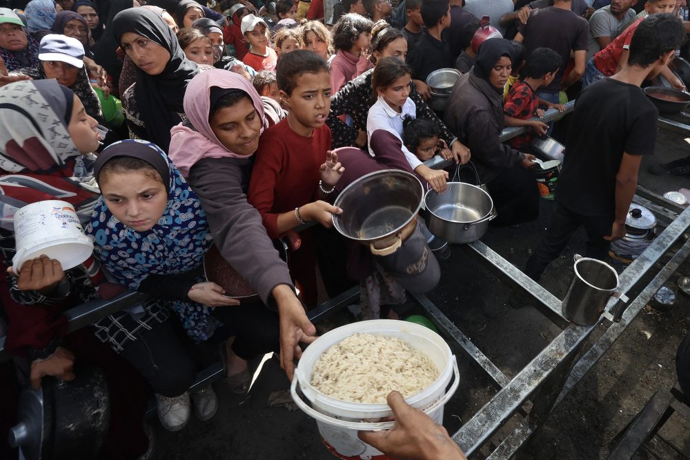 Essensverteilung im Flüchtlingslager Nuseirat im Gazastreifen am Mittwoch