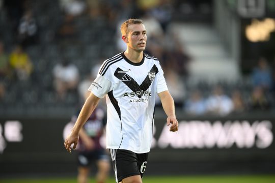 AS Eupen-Spieler Oriol Busquets auf dem Fußballplatz