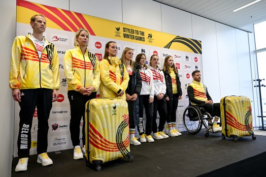 Einige Athleten stehen auf einem Podest und präsentieren die neuen Outfits