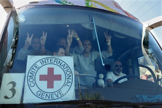 Die ersten Palästinenser kommen per Bus im Gazastreifen an
