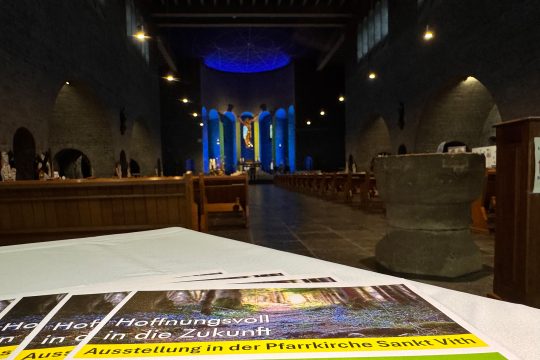 Flyer der Ausstellung "Hoffnungsvoll unterwegs" in der Pfarrkirche St. Vith