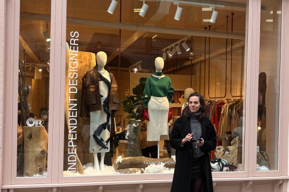 Ramona Wilmes vor dem "Platform" in London, in dem es 2024 ihre Mode gab