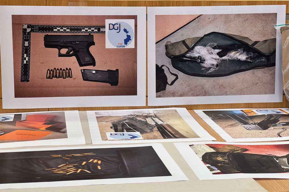 Fotos der beschlagnahmten Objekte wie Pistolen und Kugeln