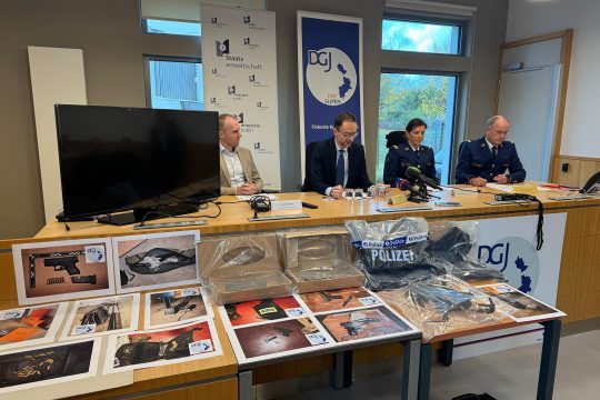 Kriminelle Bande bei Überfall auf Zigarettenfabrik ertappt: Die Ergebnisse werden bei einer Pressekonferenz vorgestellt