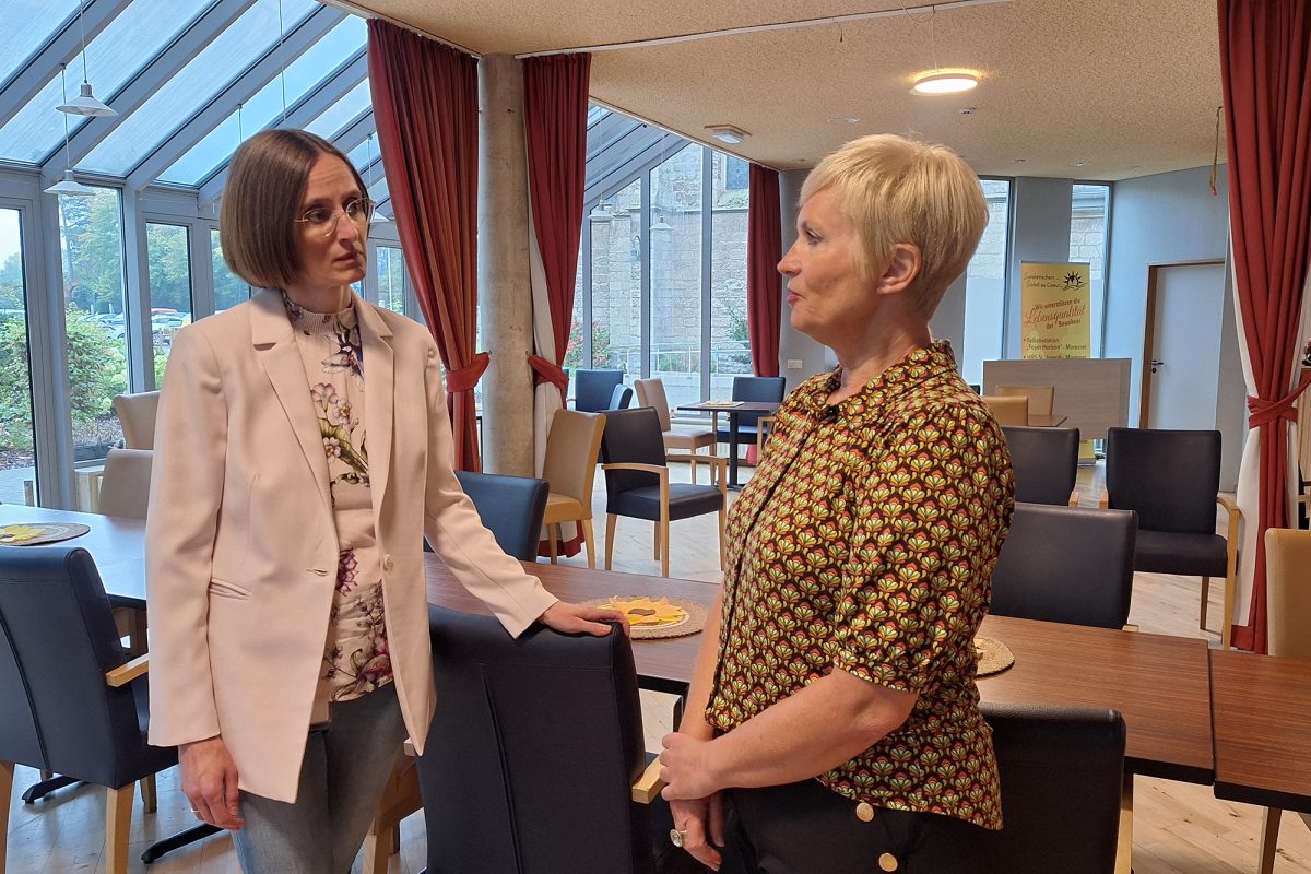 Die Leiterin des Katharinenstifts, Nadja Brockhans, und Sozialpädagogin Gabi Loslever