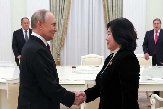 Der russische Präsident Wladimir Putin mit der nordkoreanischen Außenministerin Choe Son Hui