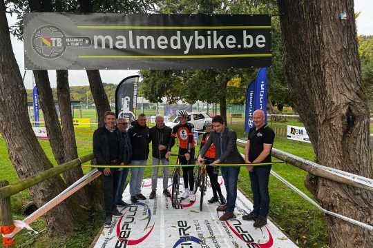 Das Band wird offiziell durchgeschnitten