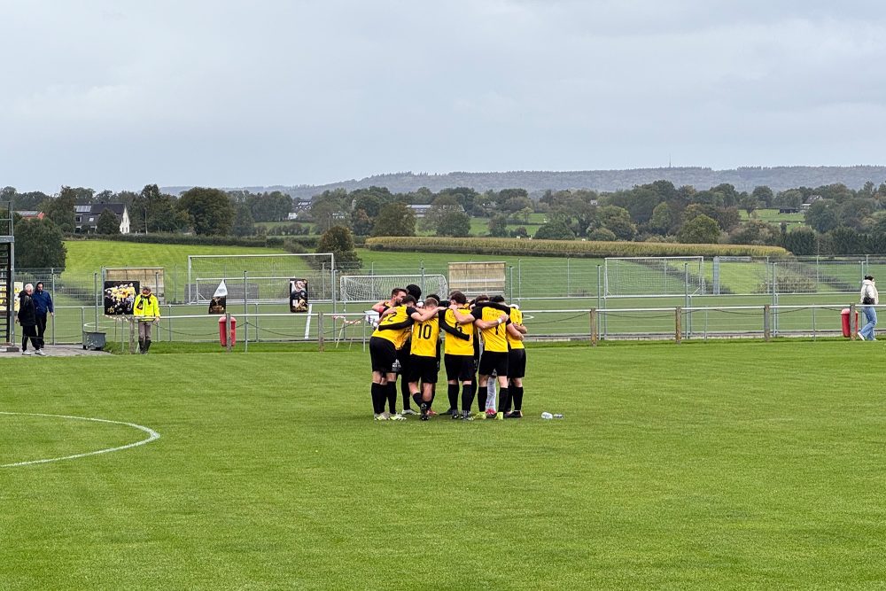Die Mannschaft des RFC Raeren-Eynatten bildet vor dem Spiel gegen Tournai einen Kreis auf dem Platz