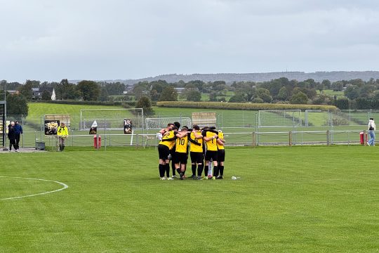 Die Mannschaft des RFC Raeren-Eynatten bildet vor dem Spiel gegen Tournai einen Kreis auf dem Platz