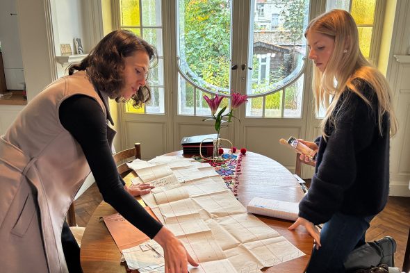 Ramona Wilmes und Praktikantin Anne sehen sich Schnittmuster an