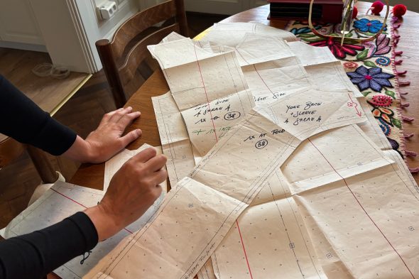 Ramona Wilmes und Praktikantin Anne sehen sich Schnittmuster an