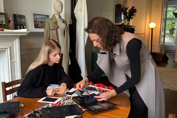 Ramona Wilmes und Praktikantin Anne erstellen personalisierte Einladungen