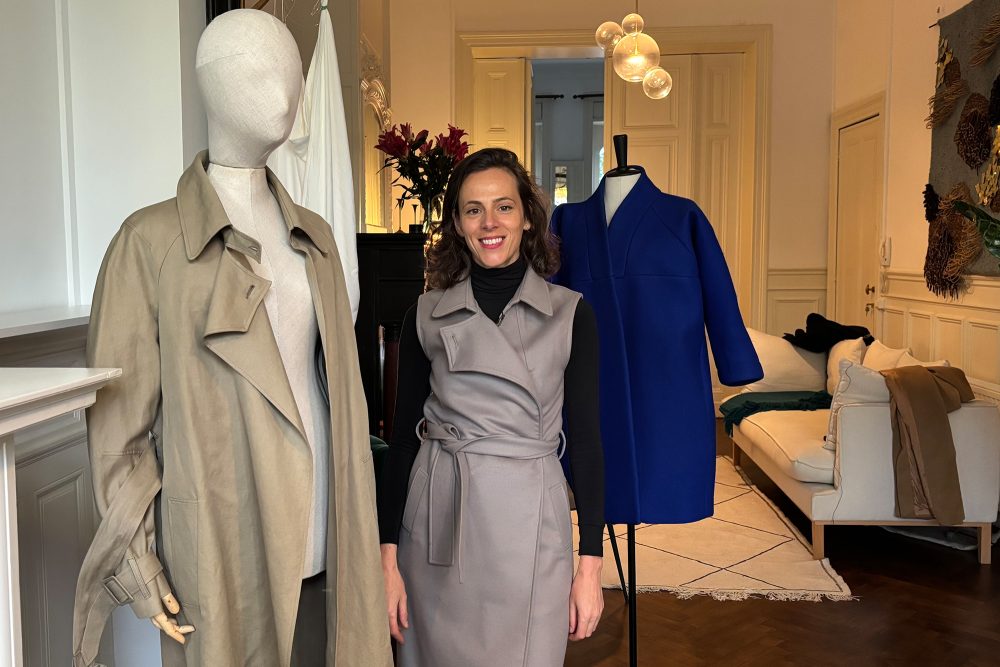 Ramona Wilmes vor zwei ihrer Kreationen - einem Trenchcoat und einem Flilzmantel