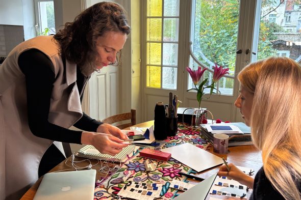 Ramona Wilmes und Praktikantin Anne erstellen personalisierte Einladungen